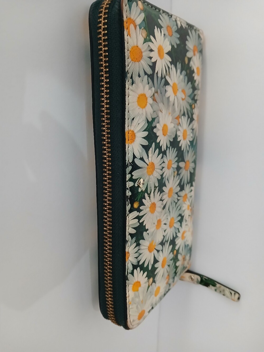 Kate Spade N.Y & Cedar Street Daisy Zip-around Wallet - Picture 3 of 7